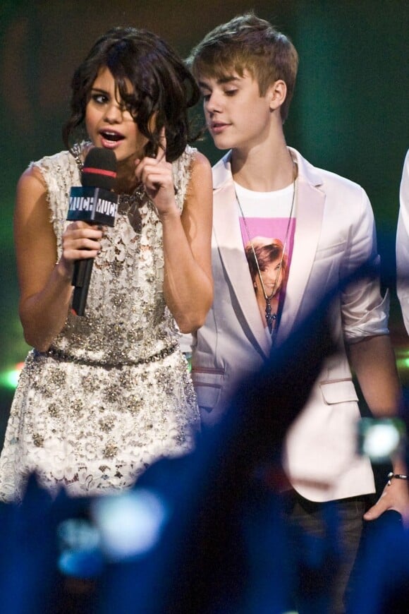 Justin Bieber et Selena Gomez, lors des Much Music Awards 2011, en juin 2011 à Los Angeles.