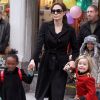Angelina Jolie et ses filles Shiloh et Zahara en décembre 2010 à New York