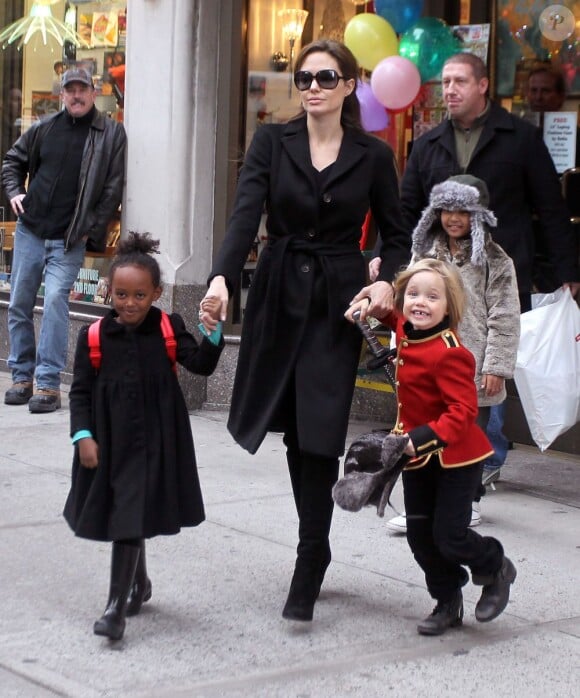 Angelina Jolie et ses filles Shiloh et Zahara en décembre 2010 à New York