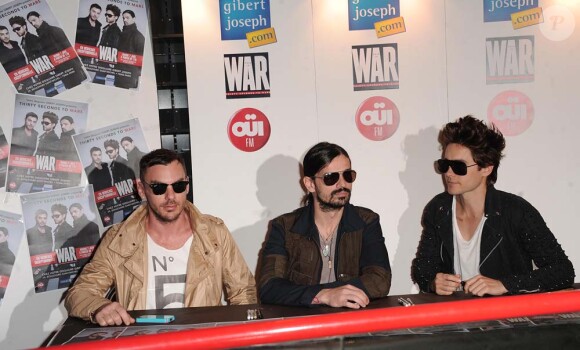 Jared Leto et son groupe 30 Seconds to mars en dédicace à Paris, le 7 juin 2011.