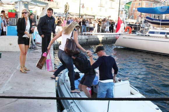 Bar Refaeli et son nouvel amoureux David Fisher se la coulent douce à St-Tropez... Le 19 juillet 2011