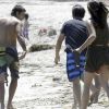 Sean Penn chasse un paparazzo de la plage alors qu'il profite d'un moment de tranquilité avec sa nouvelle girlfriend Stacey Koplin en début juillet 2011 à Los Angeles, Malibu. 