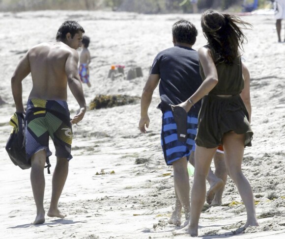 Sean Penn chasse un paparazzo de la plage alors qu'il profite d'un moment de tranquilité avec sa nouvelle girlfriend Stacey Koplin en début juillet 2011 à Los Angeles, Malibu. 