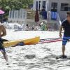 Sean Penn chasse un paparazzo de la plage alors qu'il profite d'un moment de tranquilité avec sa nouvelle girlfriend Stacey Koplin en début juillet 2011 à Los Angeles, Malibu. 