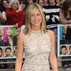 Jennifer Aniston, portant une robe Valentino, lors de l'avant-première à Londres de Comment tuer son boss ? le 20 juillet 2011
