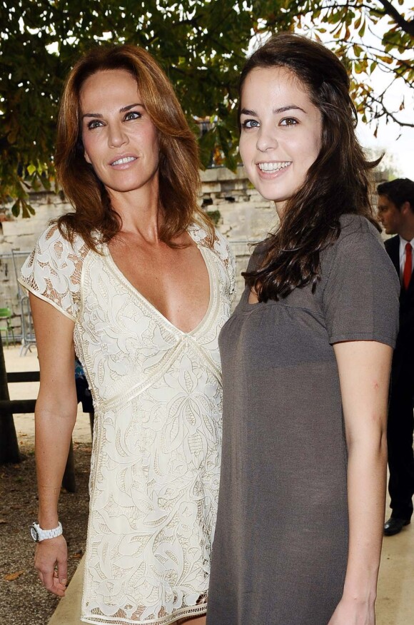 Anouchka Delon et sa mère Rosalie Van Breemen, à Paris, le 7 octobre 2009.