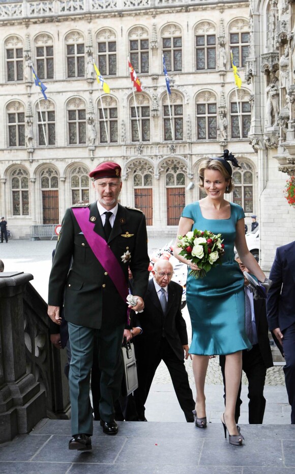 La princesse Mathilde, superbe en bleu, et le prince Philippe de Belgique assistaient à la messe de la Fête Nationale, le 21 juillet 2011 au matin, à Louvain.
