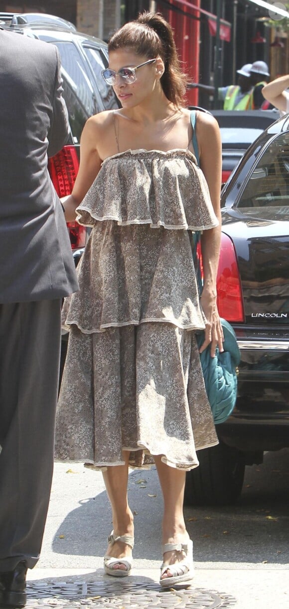 Eva Mendes dans une robe à volants fait souffler un air de romantisme dans les rues de Los Angeles.