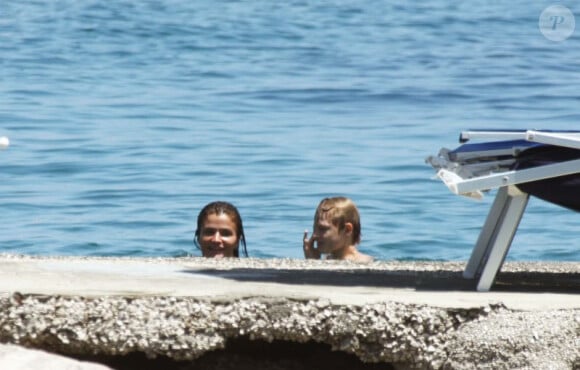 Helena Christensen et son fils Mingus, avec des proches, à Ischia en Italie le 13 juillet 2011 : Elle profite de beaux moments avec son garçon