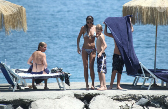 Helena Christensen et son fils Mingus, avec des proches, à Ischia en Italie le 13 juillet 2011