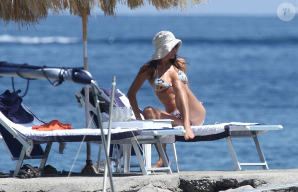 Helena Christensen et son fils Mingus, avec des proches, à Ischia en Italie le 13 juillet 2011 : farniente en bikini