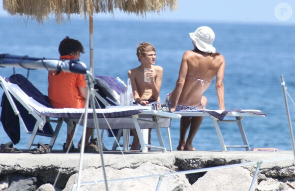 Helena Christensen et son fils Mingus, avec des proches, à Ischia en Italie le 13 juillet 2011