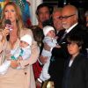 Céline Dion est une maman comblée avec les quatre hommes de sa vie : son mari René Angélil, René-Charles, 10 ans, et les jumeaux Nelson et Eddy, 9 mois. 