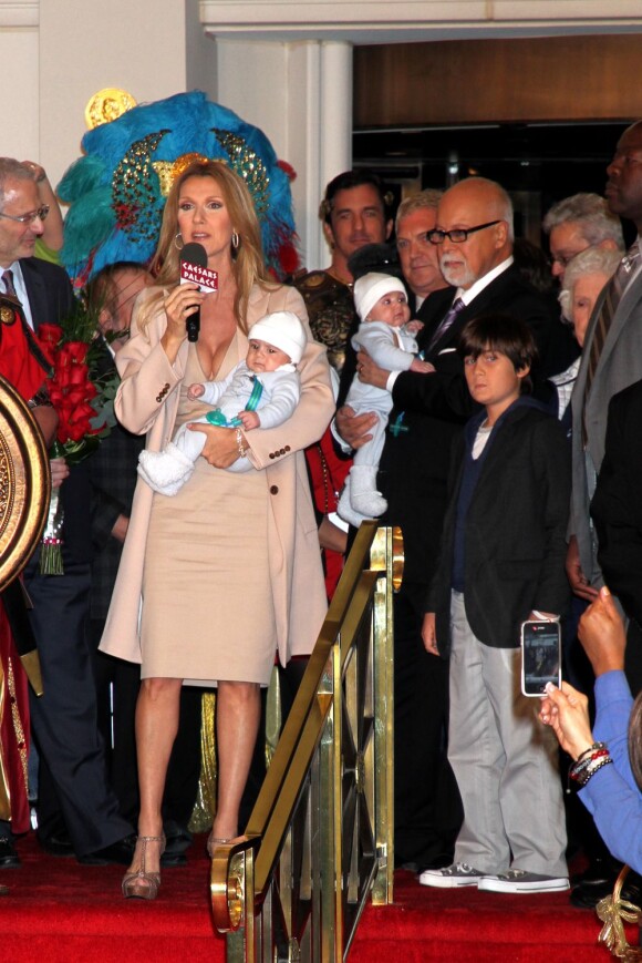 Céline Dion est une maman comblée avec les quatre hommes de sa vie : son mari René Angélil, René-Charles, 10 ans, et les jumeaux Nelson et Eddy, 9 mois. 