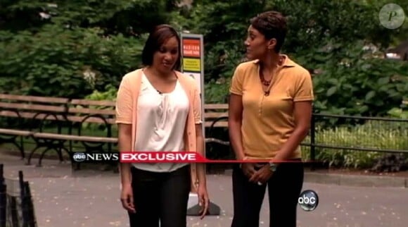 Nafissatou Diallo (à gauche) se confie à la journaliste Robin Roberts sur ABC, juillet 2011.