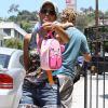 Halle Berry repousse les photographes qui la photographient alors qu'elle va chercher sa fille Nahla à l'école. Los Angeles, 25 juillet 2011