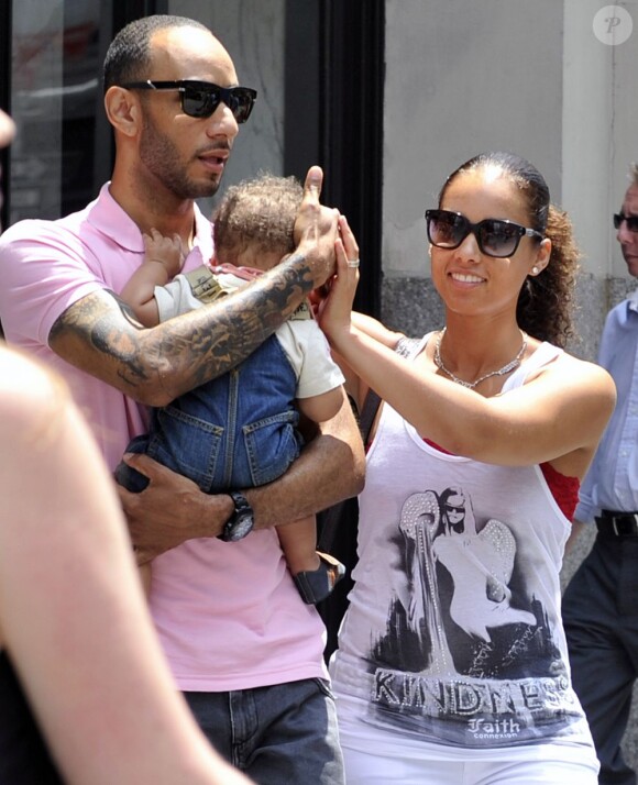 Alicia Keys en compagnie de son mari Swizz Beatz et leur bébé Egypt, à New York le 7 juillet 2011
