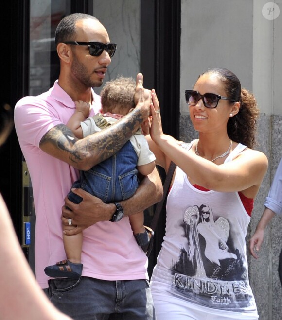 Alicia Keys en compagnie de son mari Swizz Beatz et leur bébé Egypt, à New York le 7 juillet 2011