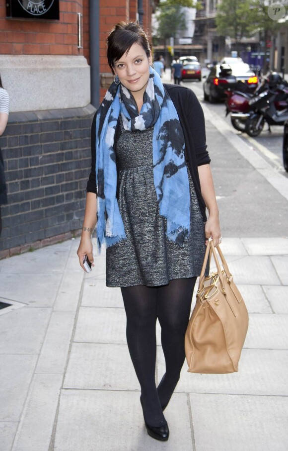 Lily Allen, future maman, arrive à une exposition organisée par Reebok et Wallpaper Magazine, le 28 juillet, à Londres.