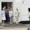 La reine Margrethe, le prince Henrik, la princesse Benedikte, le prince Richard de Sayn-Wittgenstein-Berleburg et la reine Anne-Marie de Grèce assistent à la relève de la garde au palais Brasten, résidence d'été de la famille royale, le 29 juillet 2011.