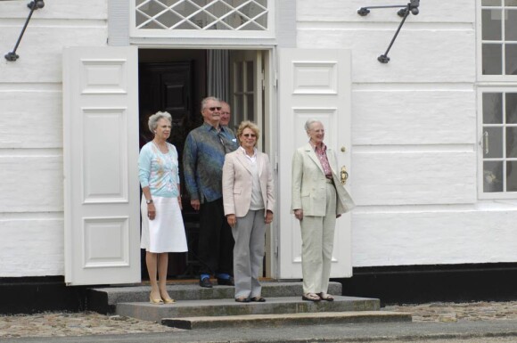 La reine Margrethe, le prince Henrik, la princesse Benedikte, le prince Richard de Sayn-Wittgenstein-Berleburg et la reine Anne-Marie de Grèce assistent à la relève de la garde au palais Brasten, résidence d'été de la famille royale, le 29 juillet 2011.