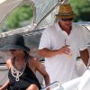 Vanessa Minnillo et son époux Nick Lachey à bord d'un yacht à Saint-Barthélémy, en juillet 2011 : les deux époux sont en lune de miel.