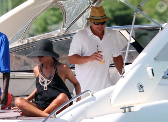 Vanessa Minnillo et son époux Nick Lachey à bord d'un yacht à Saint-Barthélémy, en juillet 2011 : les deux époux sont en lune de miel.
