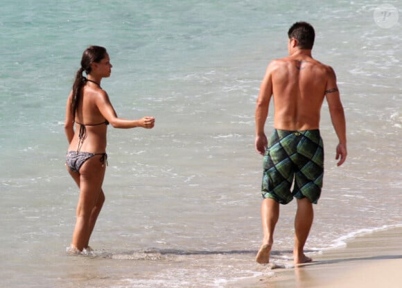 Vanessa Minnillo et Nick Lachey en lune de miel à Saint-Barthélémy, en juillet 2011. Les deux jeunes époux profitent de la plage et du soleil radieux en toute tranquillité.