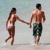 Vanessa Minnillo et son époux Nick Lachey en lune de miel à Saint-Barthélémy, en juillet 2011. Ils profitent de la plage et du soleil radieux en toute tranquillité.