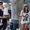Pete Wentz passe la journée avec son fils Bronx et une charmante inconnue au parc le 24 juillet 2011 à Beverly Hills