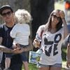 Pete Wentz passe la journée avec son fils Bronx et une charmante inconnue au parc le 24 juillet 2011 à Beverly Hills