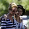 Ashlee Simpson s'éclate avec une amie sur le chemin de l'école de son fils Bronx à Sherman Oaks le 19 juillet 2011