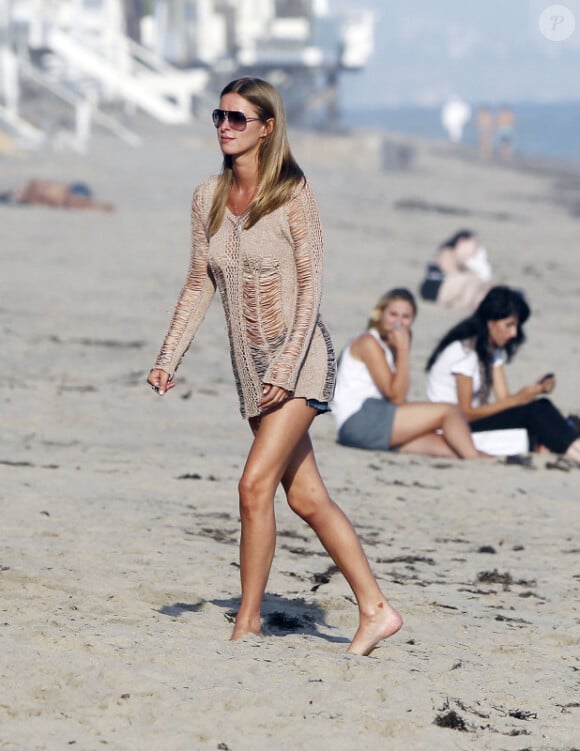 Nicky Hilton se promène sur une plage de Malibu, samedi 30 juillet 2011.