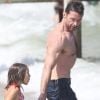 Hugh Jackman profite de la plage de Saint-Tropez sa fille Ava, le 31 juillet 2011.
