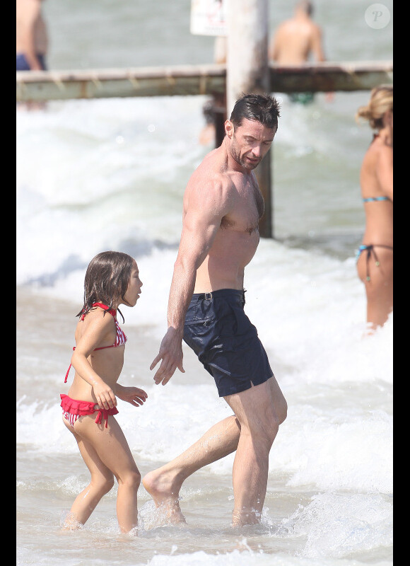 Hugh Jackman profite de la plage de Saint-Tropez sa fille Ava, le 31 juillet 2011.