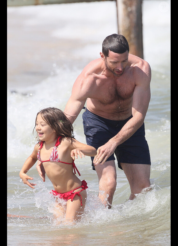 Hugh Jackman et sa fille Ava profitent de la plage de Saint-Tropez, le 31 juillet 2011.
