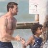 Hugh Jackman et son fils Oscar Maximillian profitent de la plage de Saint-Tropez, le 31 juillet 2011.