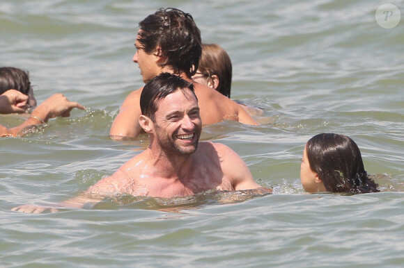 Hugh Jackman profite de la plage de Saint-Tropez avec femme et enfants, le 31 juillet 2011.