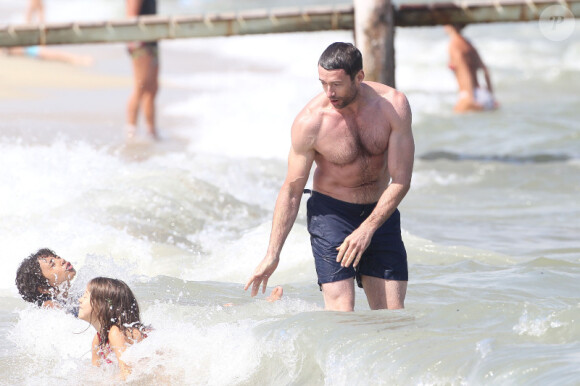 Hugh Jackman profite de la plage de Saint-Tropez avec femme et enfants, le 31 juillet 2011.
