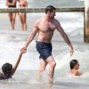 Hugh Jackman et ses enfants profitent de la plage et du soleil de Saint-Tropez, le 31 juillet 2011. 