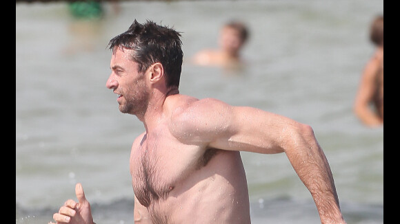 Hugh Jackman : le papa-poule expose son corps sexy sur la plage