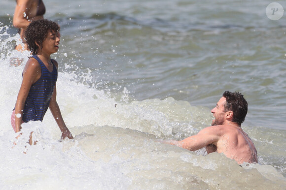 Hugh Jackman et ses enfants profitent de la plage et du soleil de Saint-Tropez, le 31 juillet 2011. 