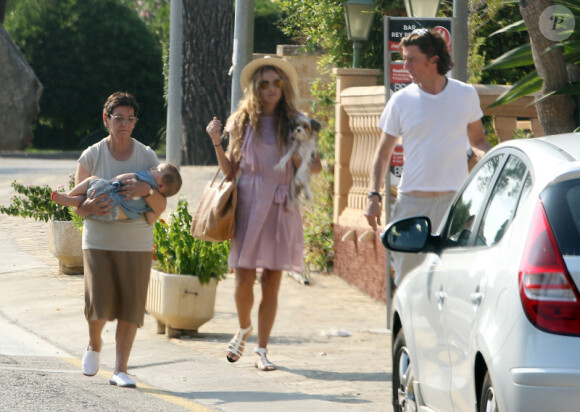 Paulina Rubio arrive sur l'île de Majorque avec son mari Nicolas Vallejo-Nagera et leur fils Nicolas, le 31 juillet 2011
