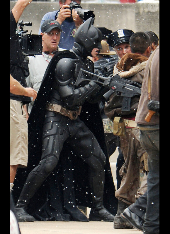 Christian Bale (Batman) et Tom Hardy (Bane) tournent une scène de combat pour Batman - The Dark Knight Rises à Pittsburgh le 31 juillet 2011