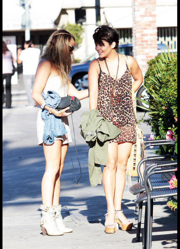 Vanessa Hudgens se promène en compagnie de quelques amies à Los Angeles, lundi 1er août 2011.