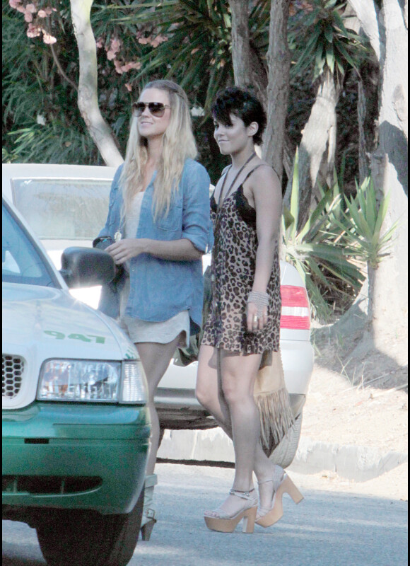 Vanessa Hudgens se promène en compagnie de quelques amies à Los Angeles, lundi 1er août 2011.
