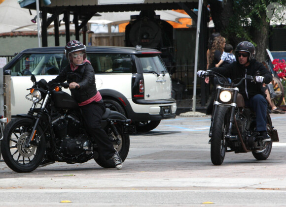 Pink profite d'une virée en moto avec l'amour de sa vie, Carey Hart. Malibu, 31 juillet 2011