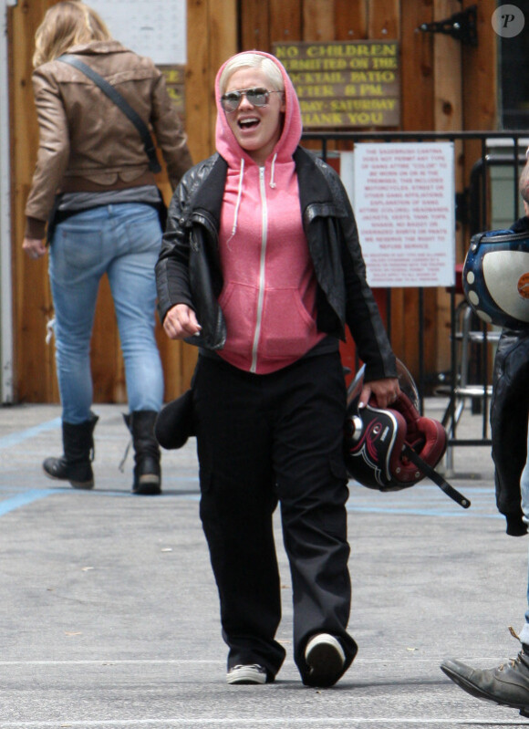Pink profite d'une virée en moto avec l'amour de sa vie, Carey Hart. Malibu, 31 juillet 2011