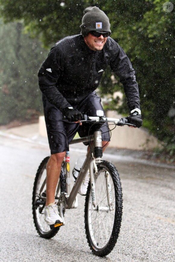 Josh Duhamel à vélo, sous la neige !