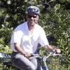 Barack Obama à vélo, prudent et équipé, mais détendu.